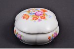 шкатулка, Цветочный мотив, фарфор, фабрика М.С. Кузнецова, Рига (Латвия), 1937-1940 г., 6.7 x 6.7 см...