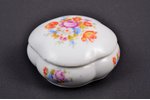 шкатулка, Цветочный мотив, фарфор, фабрика М.С. Кузнецова, Рига (Латвия), 1937-1940 г., 6.7 x 6.7 см...
